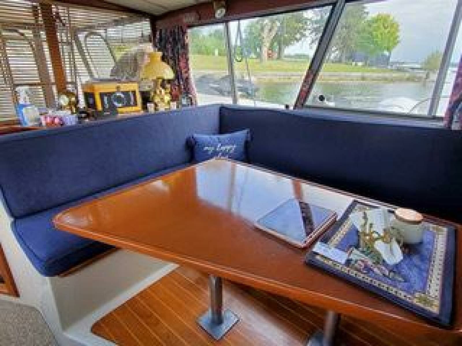 1986 Bayliner 3270 - Photo 22