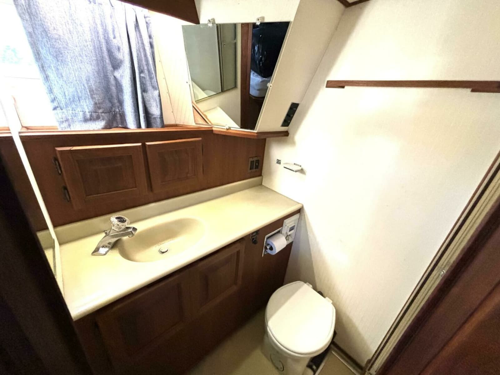 1987 Viking Motor Yacht - Photo 63
