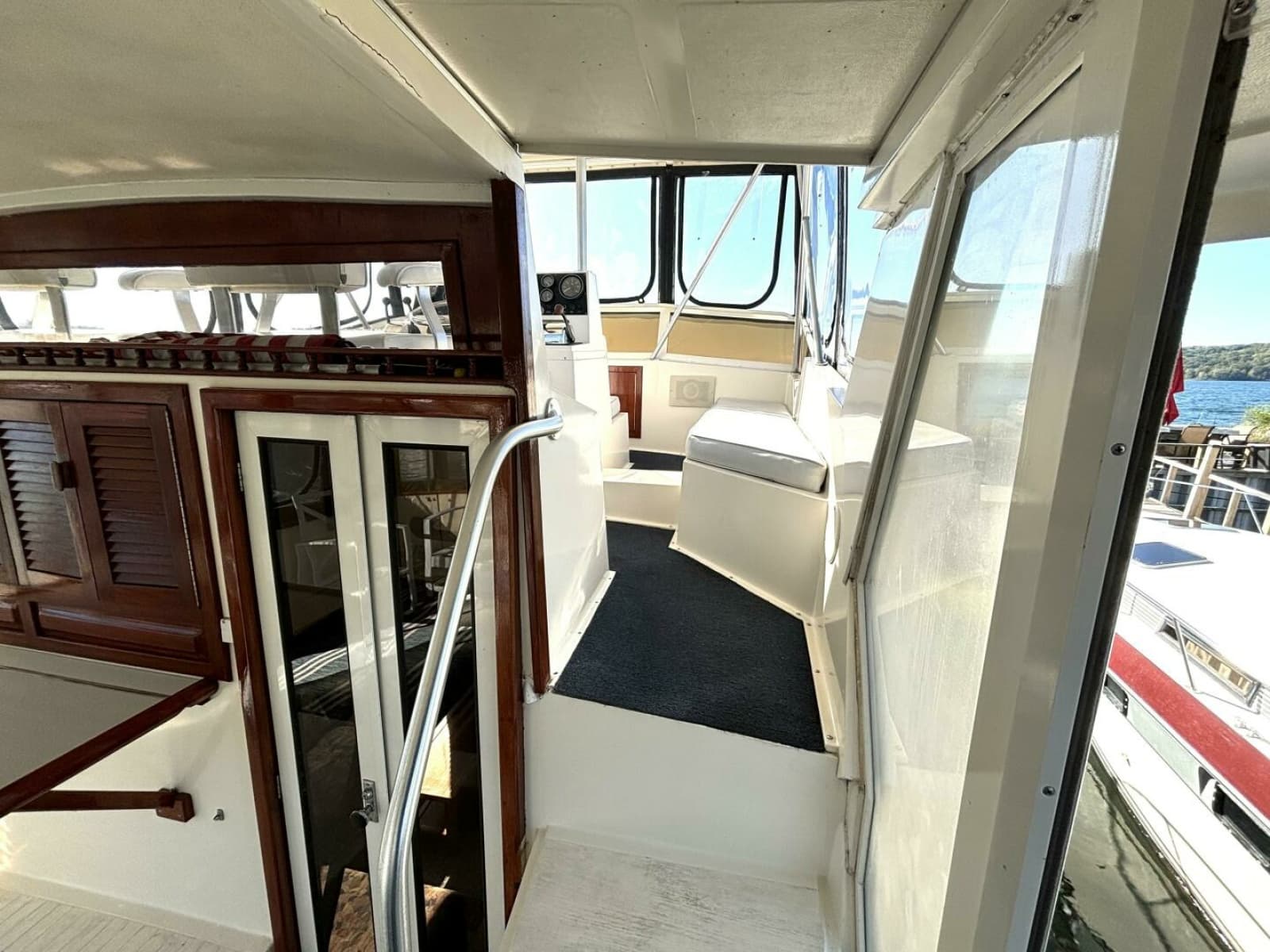 1987 Viking Motor Yacht - Photo 25