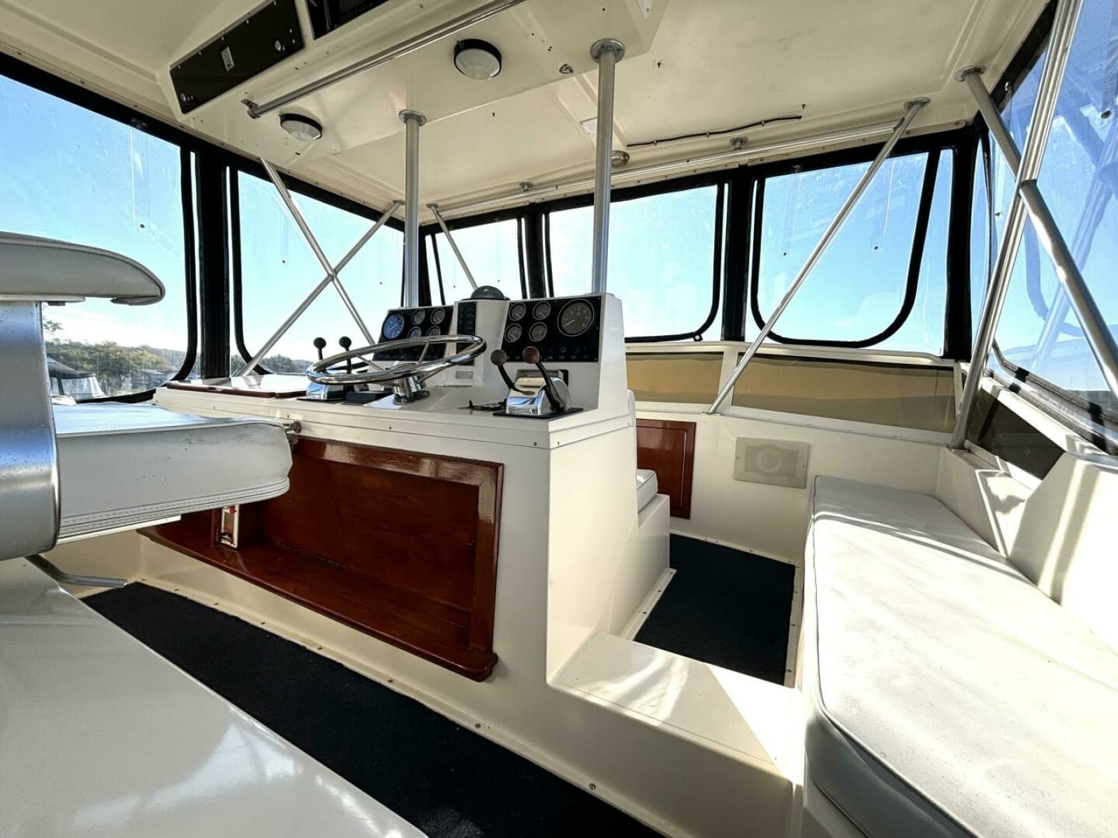 1987 Viking Motor Yacht - Photo 26