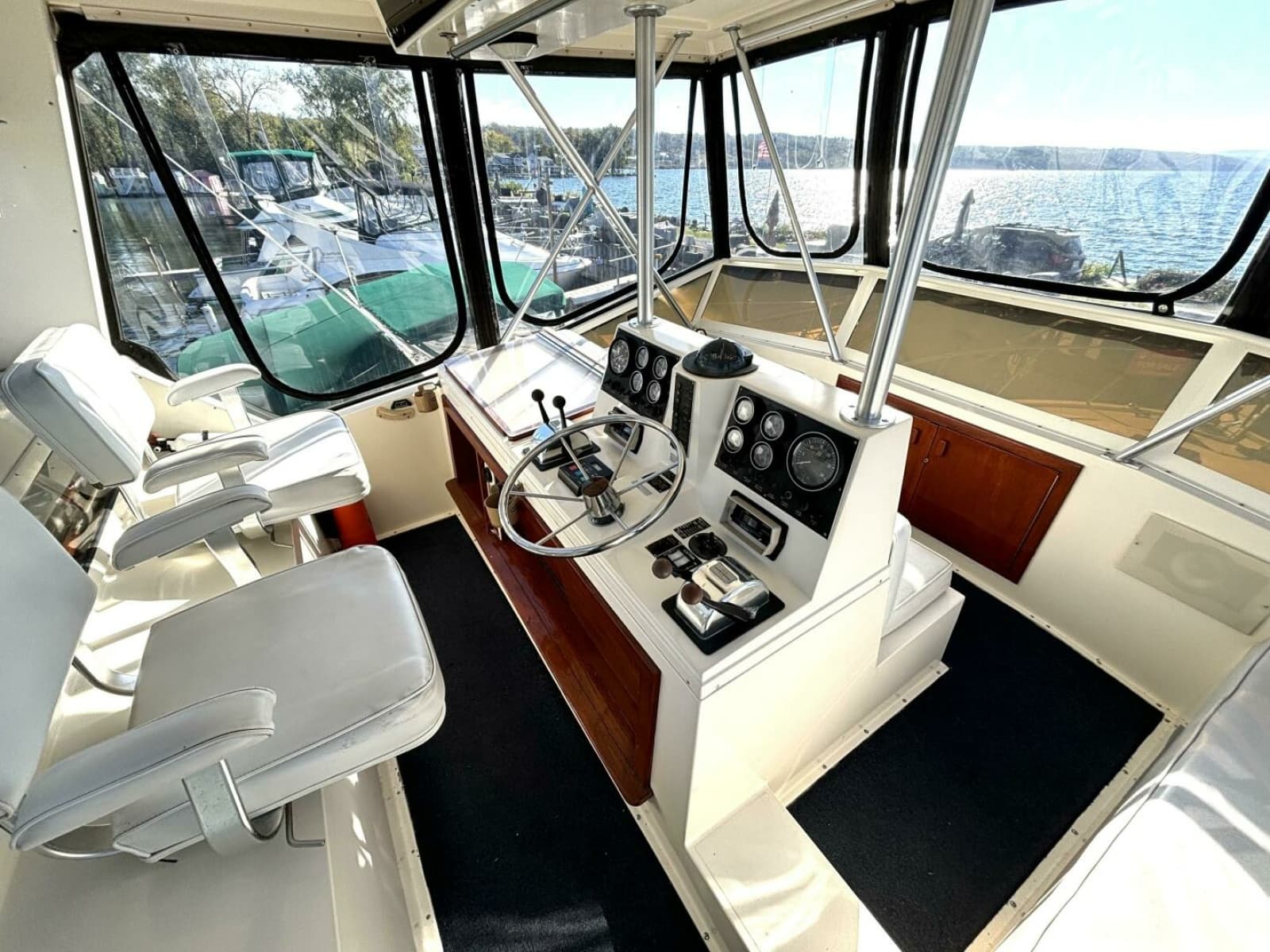 1987 Viking Motor Yacht - Photo 27