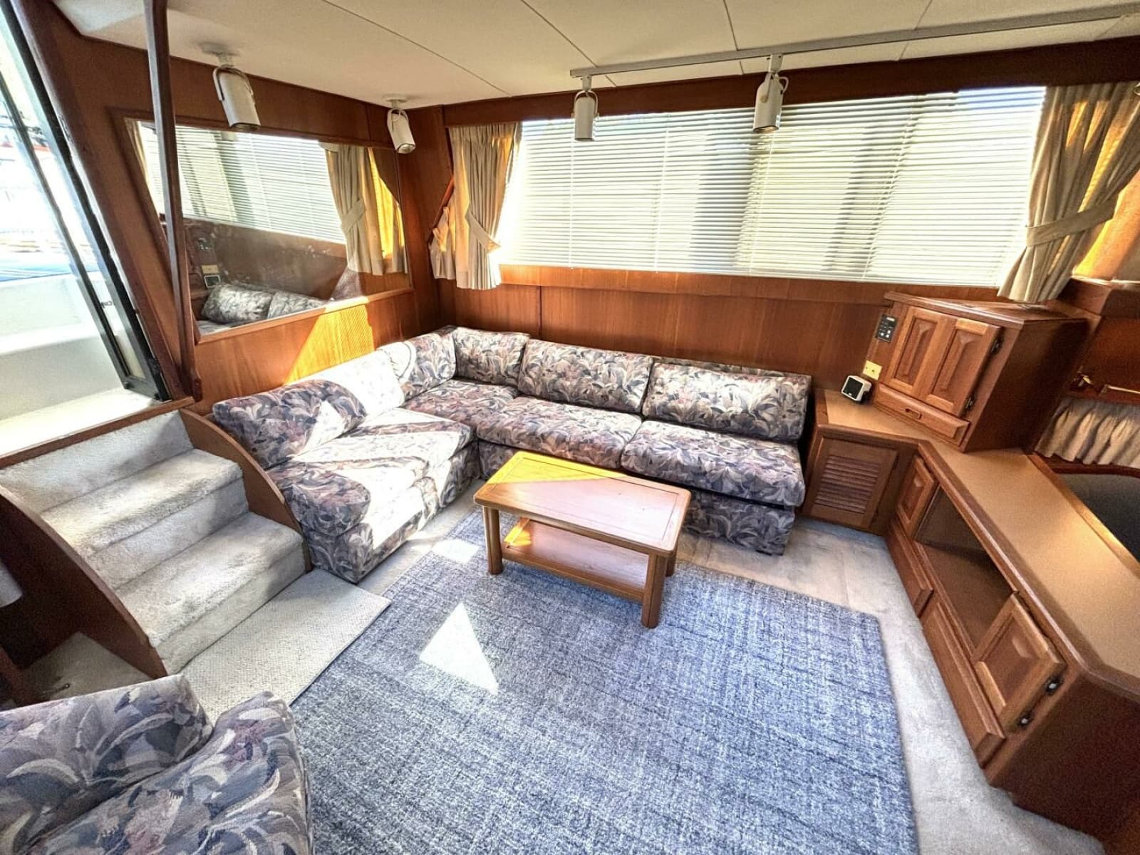1987 Viking Motor Yacht - Photo 43
