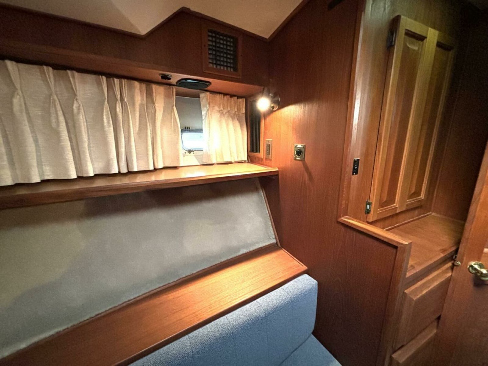 1987 Viking Motor Yacht - Photo 55