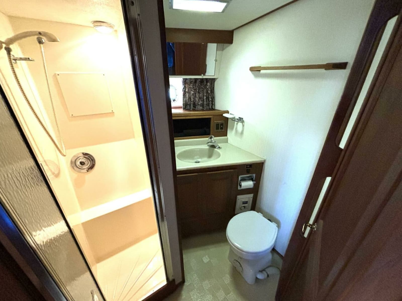 1987 Viking Motor Yacht - Photo 57