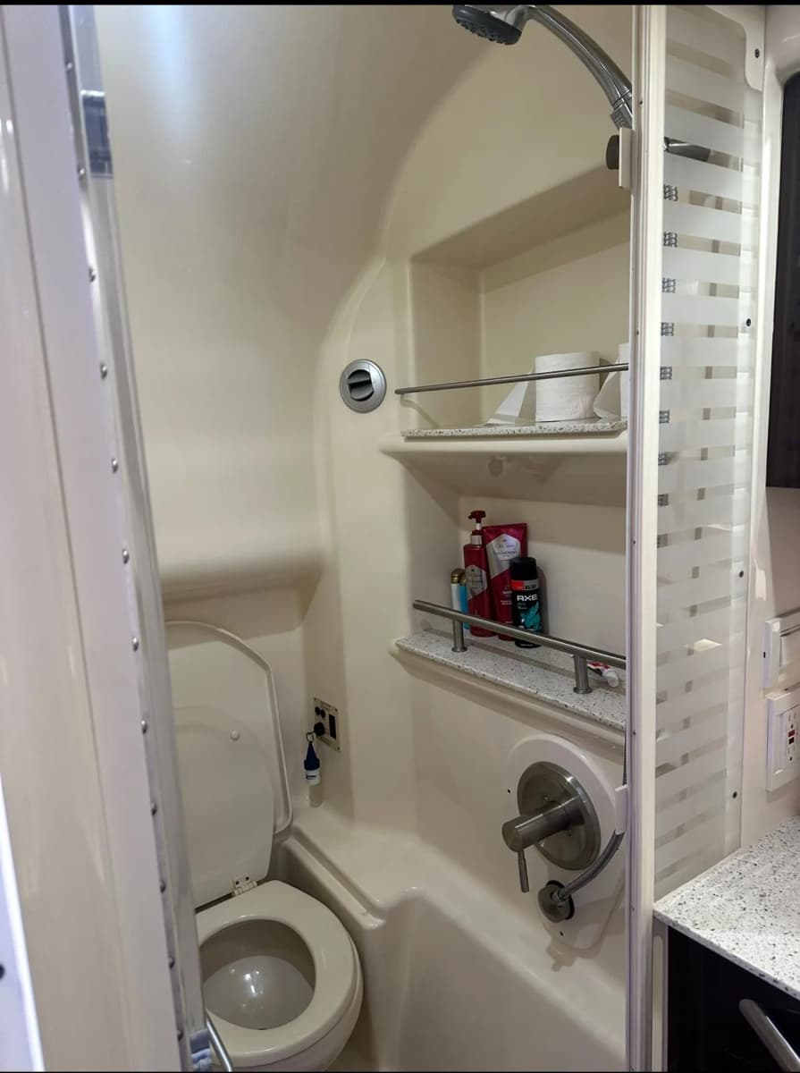 2016 Sea Ray 370 Sundancer - Photo 23