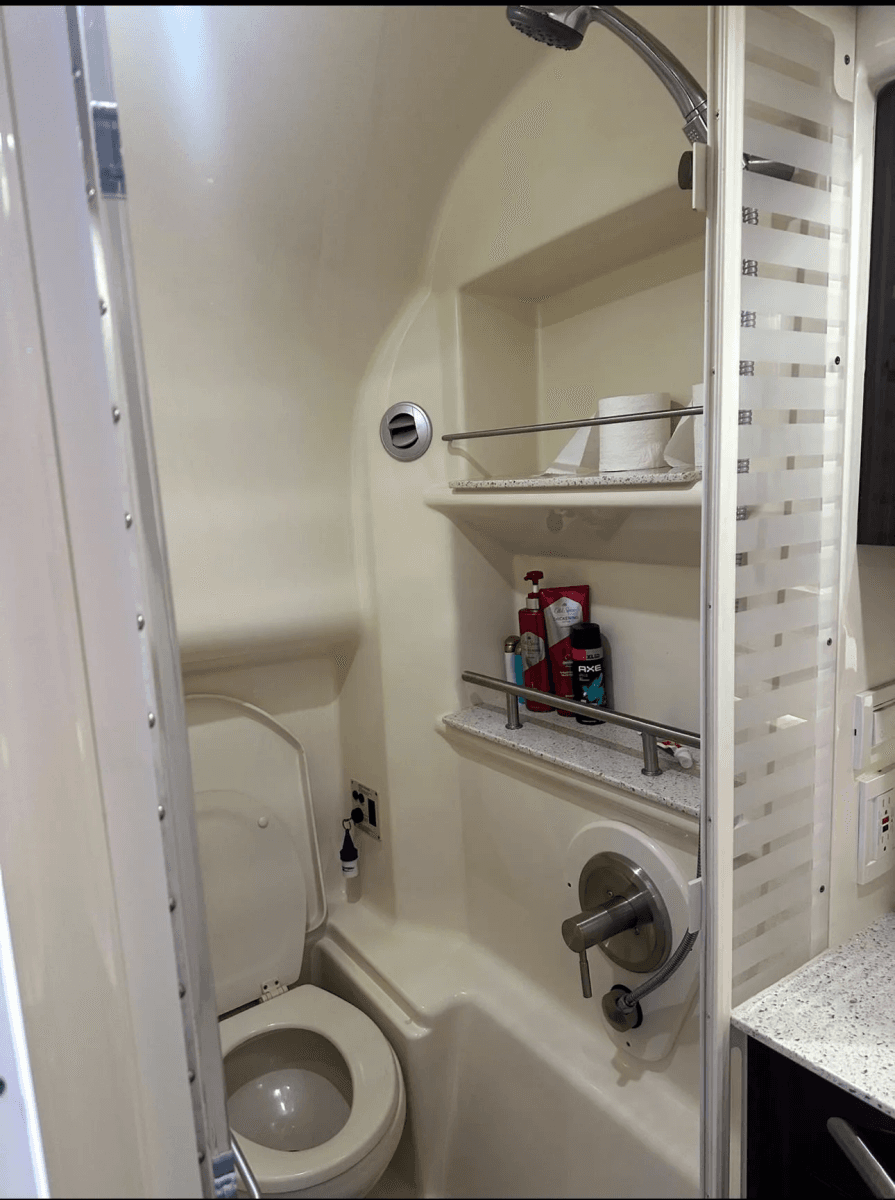 2016 Sea Ray 370 Sundancer - Photo 23
