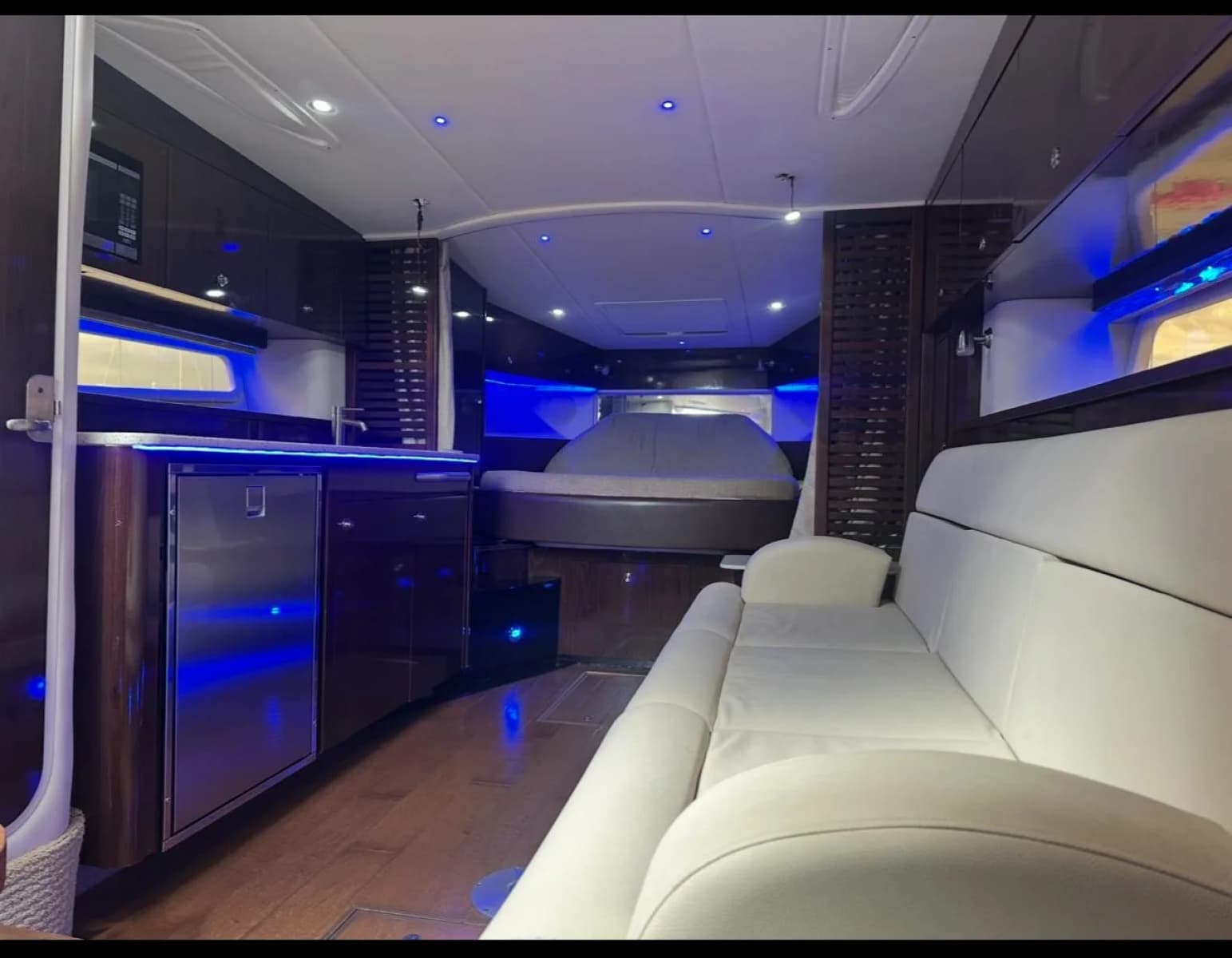 2016 Sea Ray 370 Sundancer - Photo 19