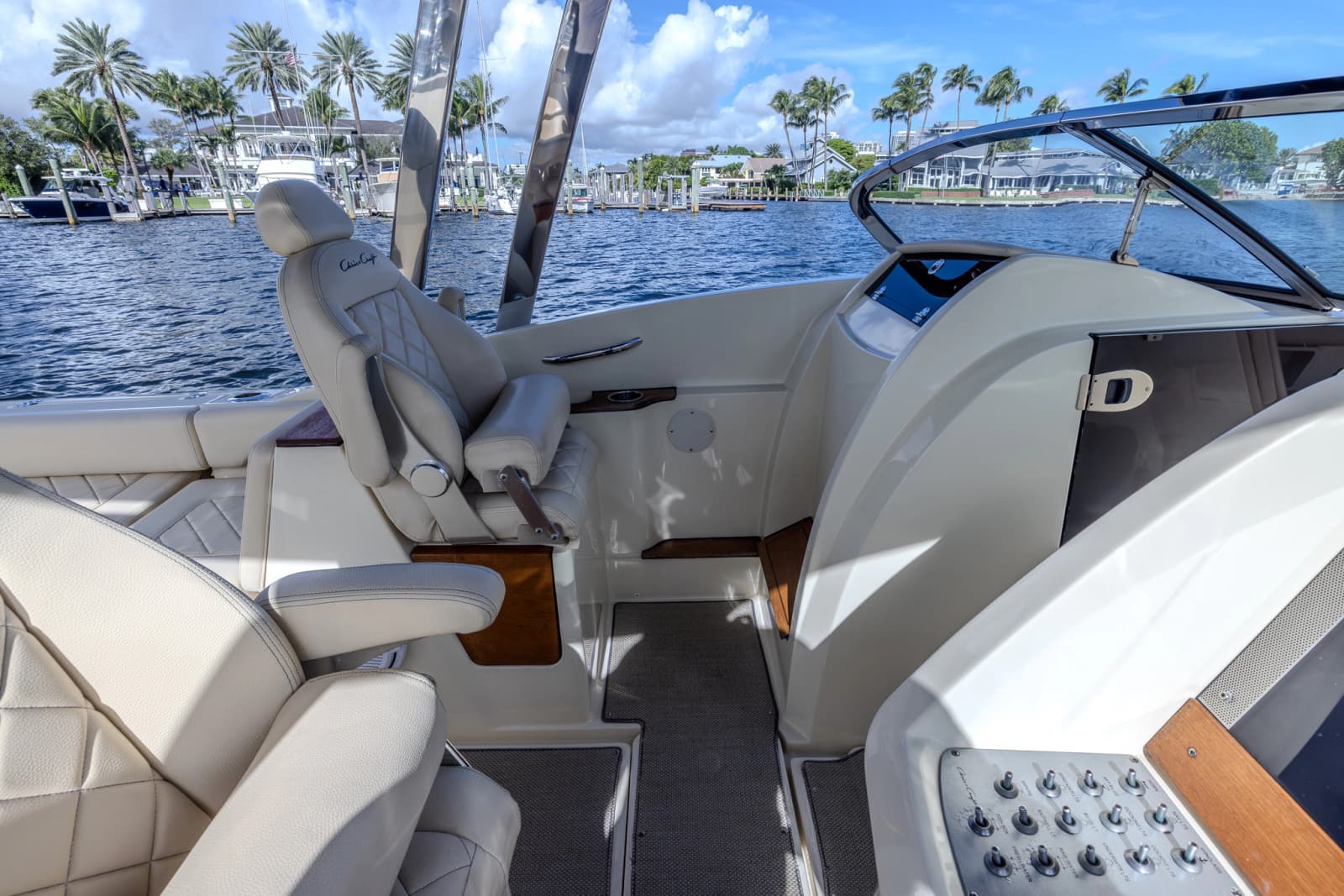 2019 Chris-Craft Calypso 30 - Photo 14