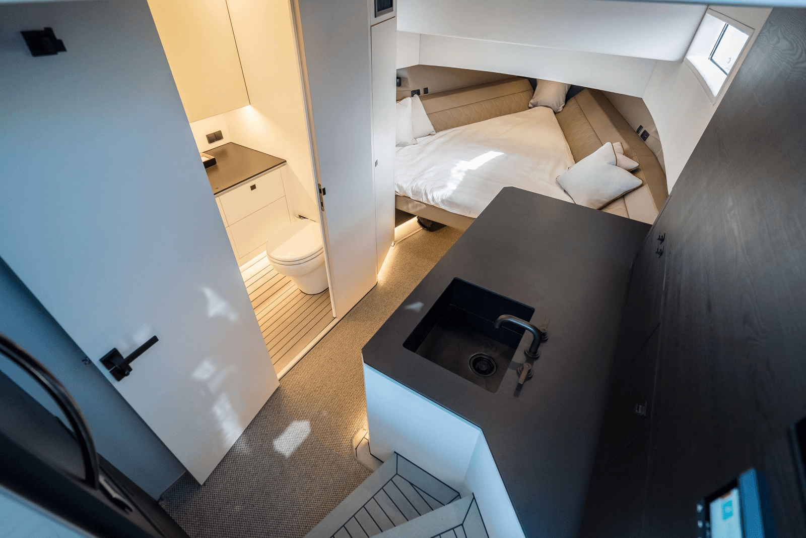 2023 Vanquish Yachts VQ45 Veloce Hardtop - Photo 32