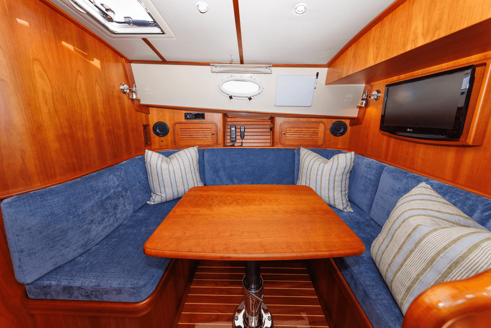 2009 Hinckley Talaria 44 MY - Photo 27