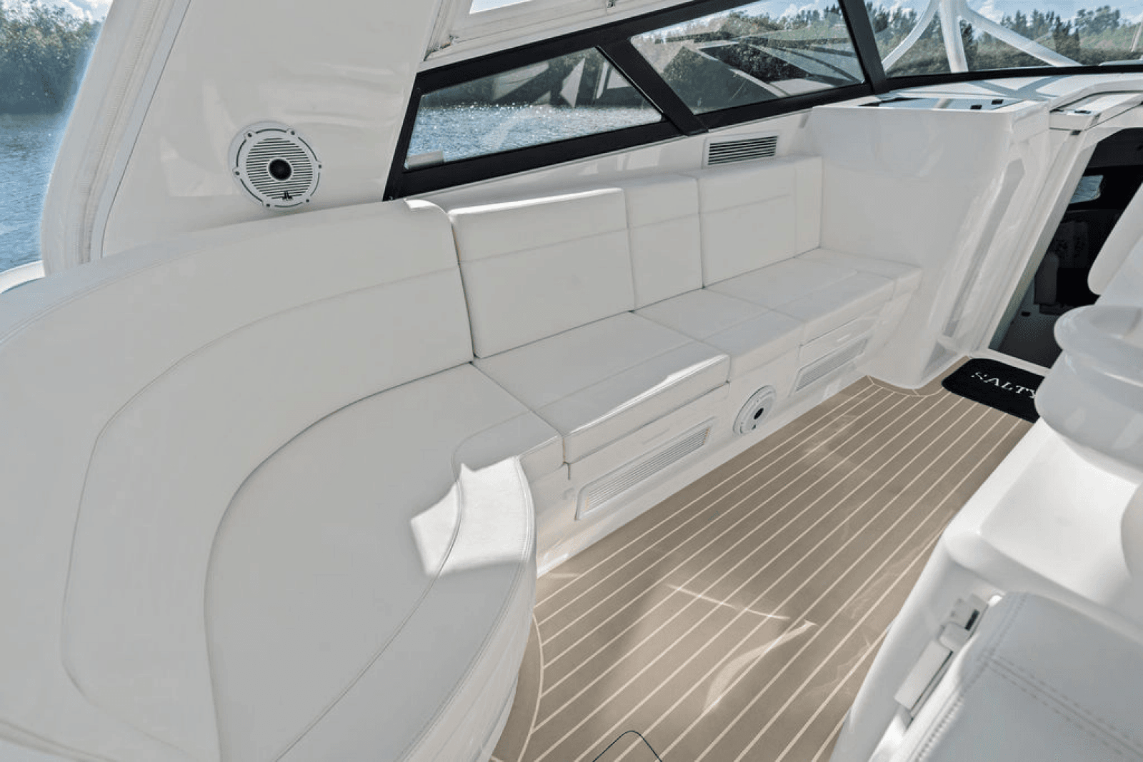 2022 Intrepid 438 - Photo 15