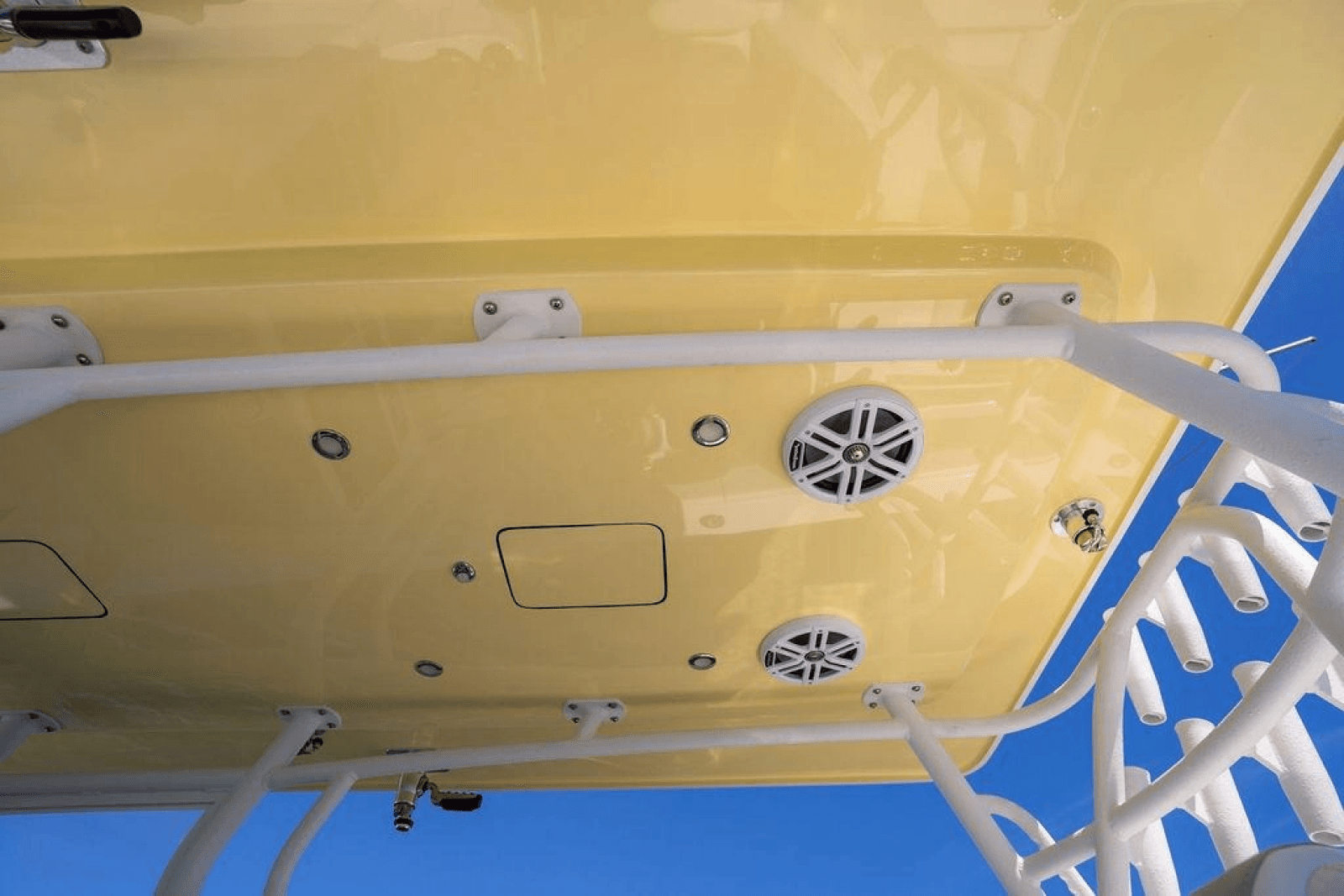 2023 Reef Runner 340 Center Console - Photo 12