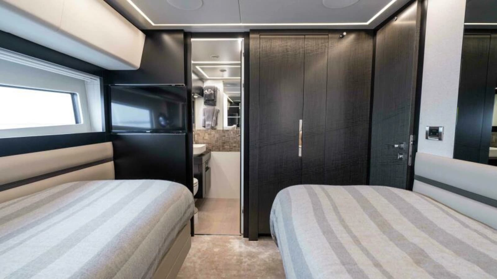 2022 Pershing 9X - Photo 54