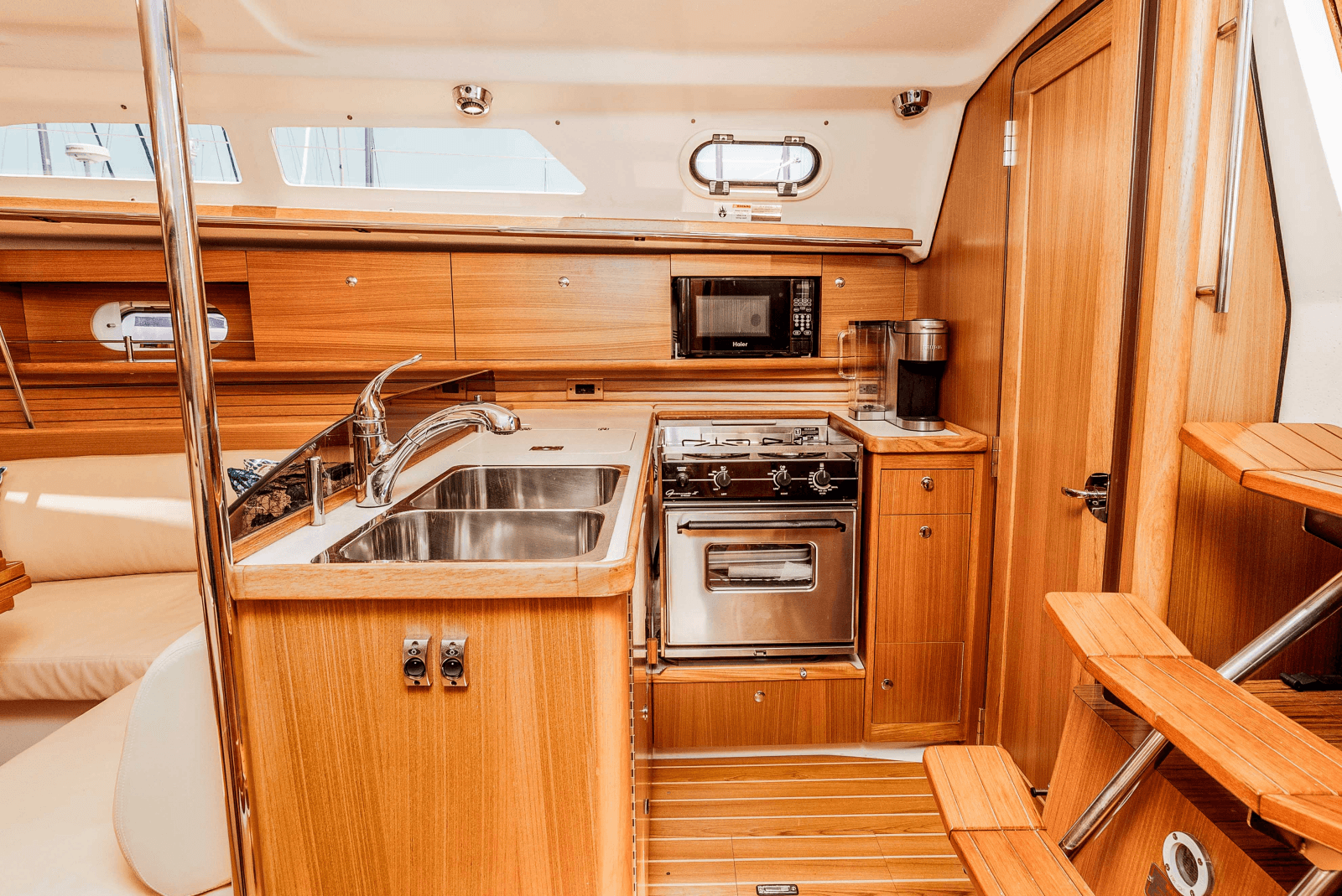 2013 Catalina 355 - Photo 21