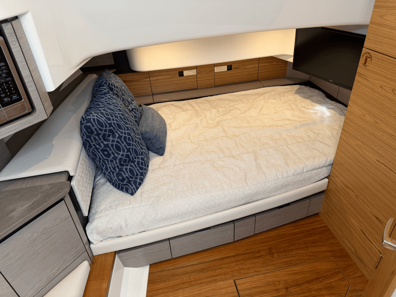 2023 Tiara Yachts 43 LS - Photo 23