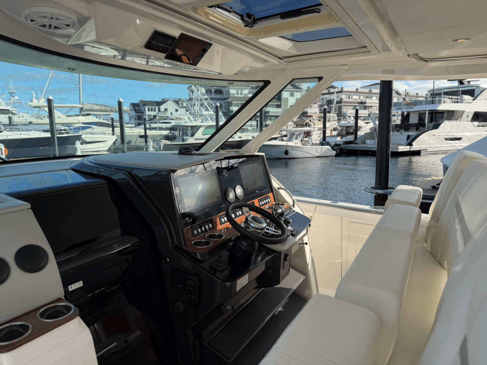 2023 Tiara Yachts 43 LS - Photo 16