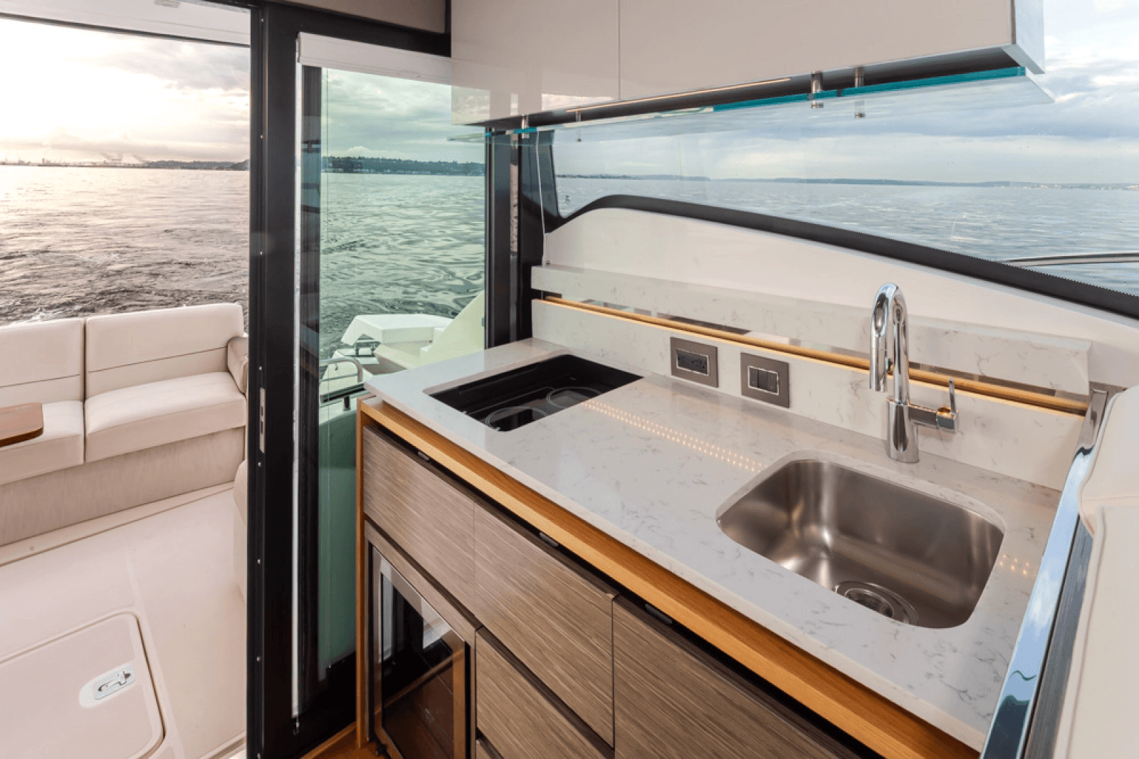2019 Tiara Yachts C49 Coupe - Photo 20