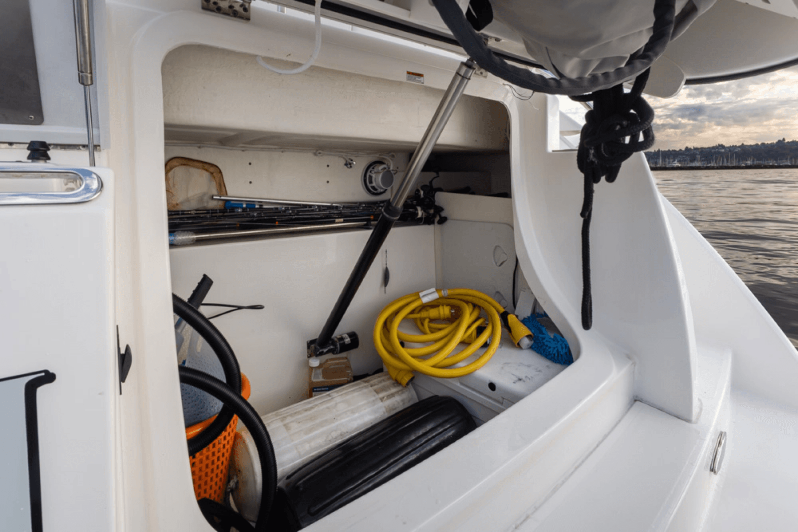 2019 Tiara Yachts C49 Coupe - Photo 12