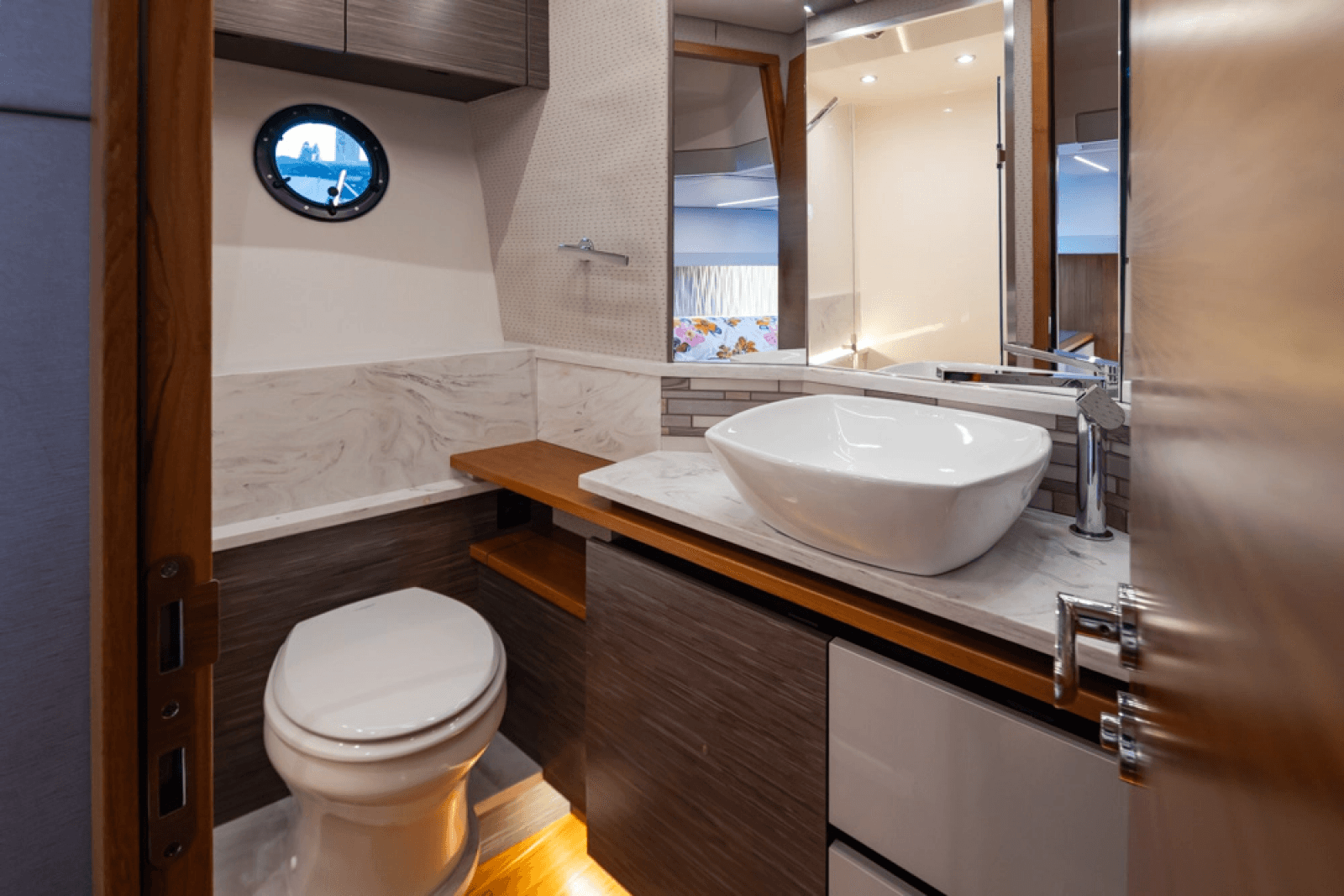 2019 Tiara Yachts C49 Coupe - Photo 35