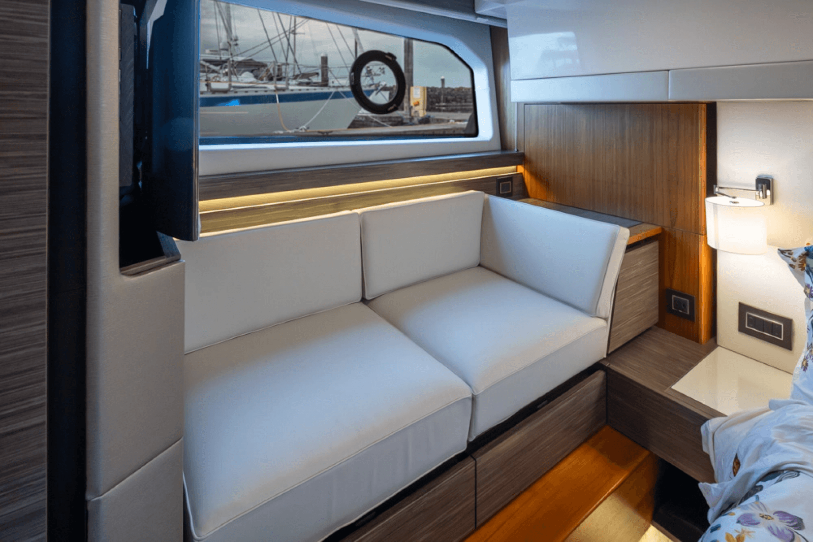 2019 Tiara Yachts C49 Coupe - Photo 32