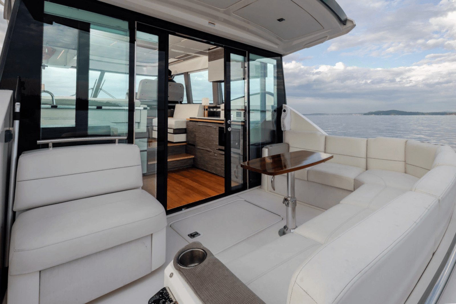 2019 Tiara Yachts C49 Coupe - Photo 15