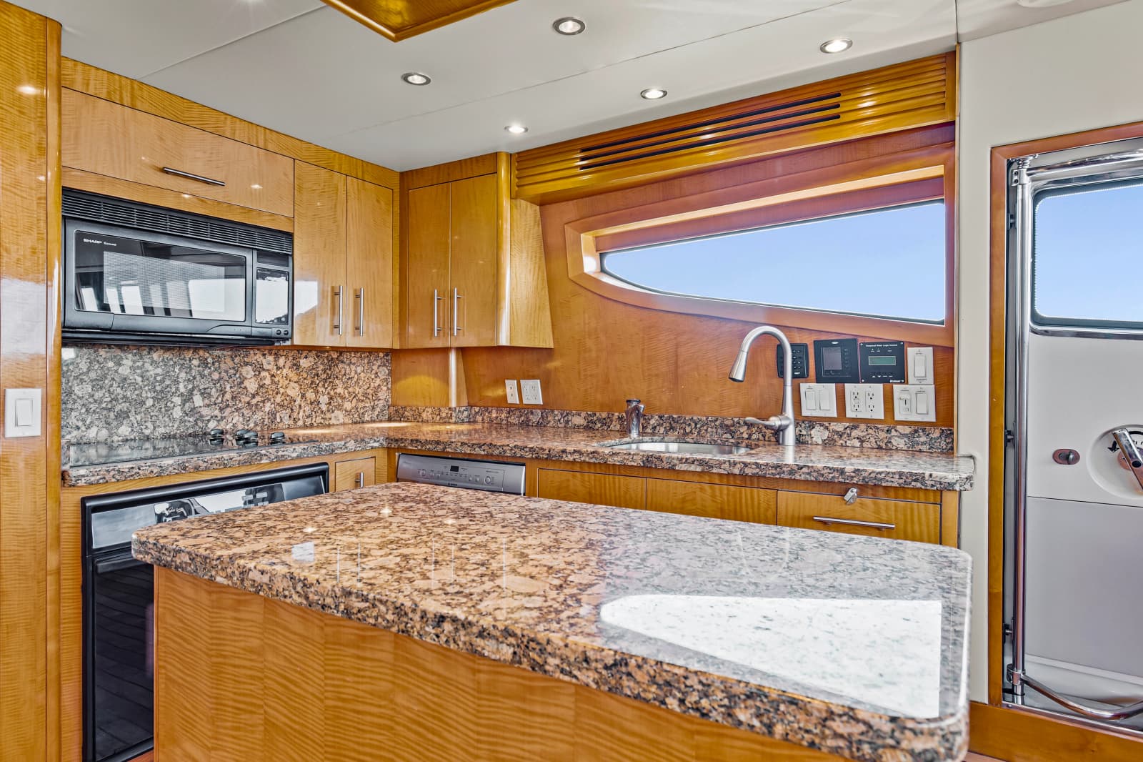 2006 Hatteras 80 Motor Yacht Skylounge - Photo 20