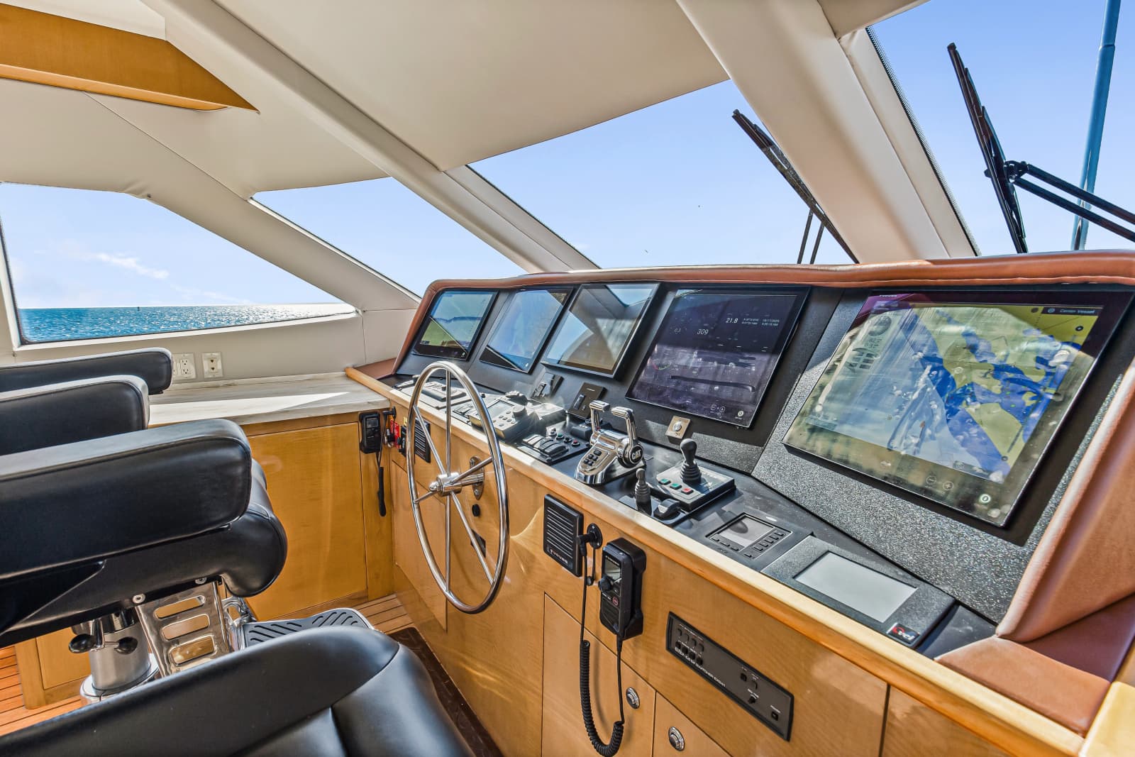 2006 Hatteras 80 Motor Yacht Skylounge - Photo 27