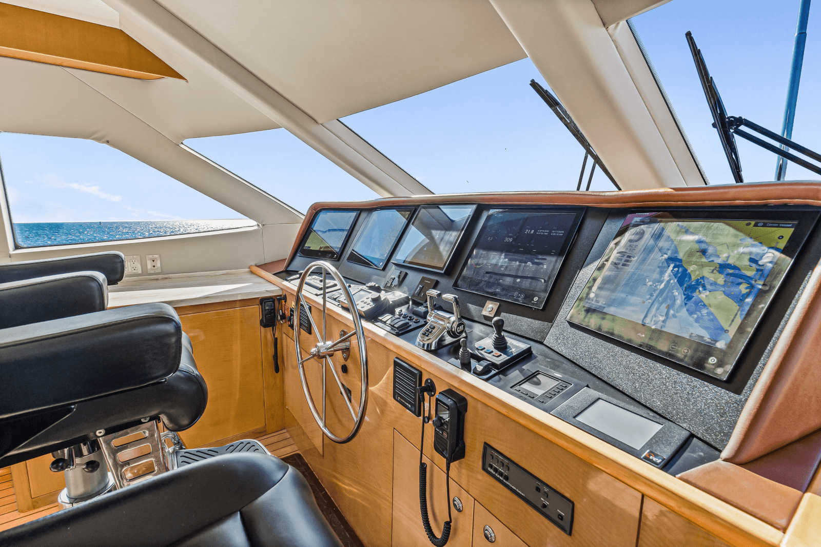 2006 Hatteras 80 Motor Yacht Skylounge - Photo 27