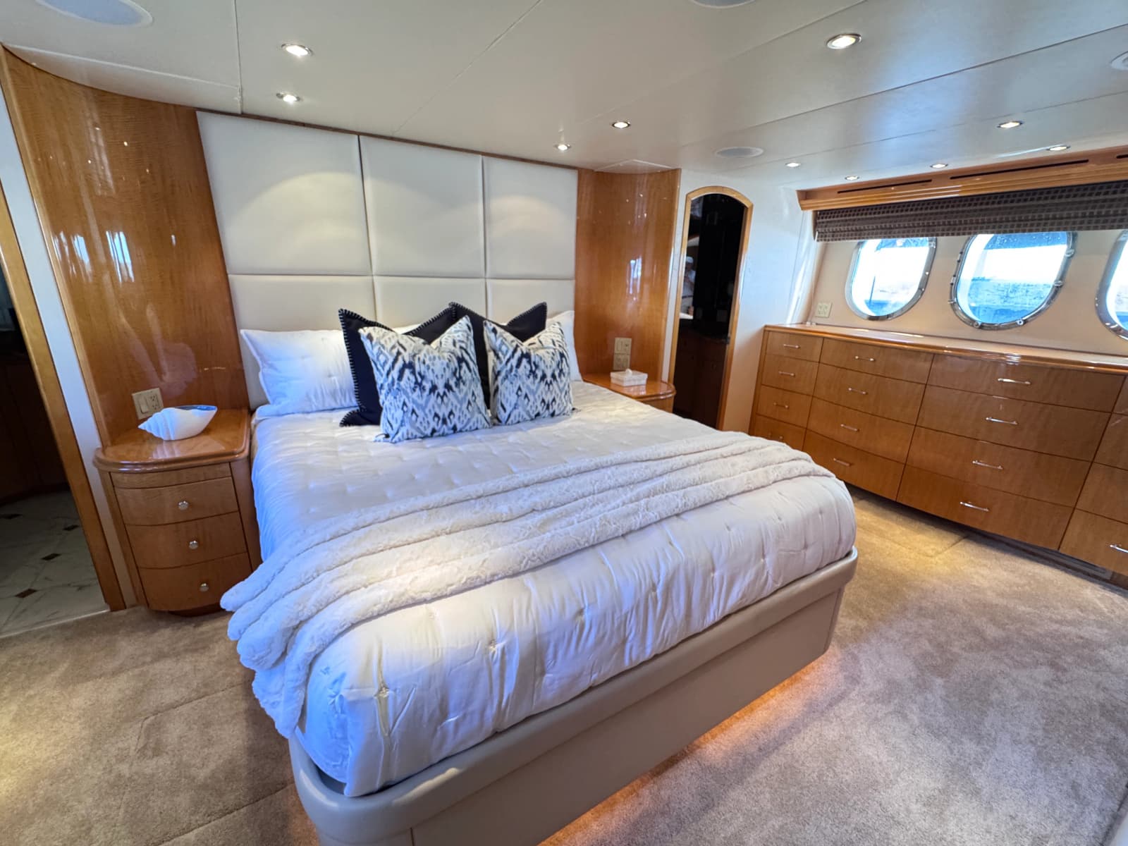 2006 Hatteras 80 Motor Yacht Skylounge - Photo 35
