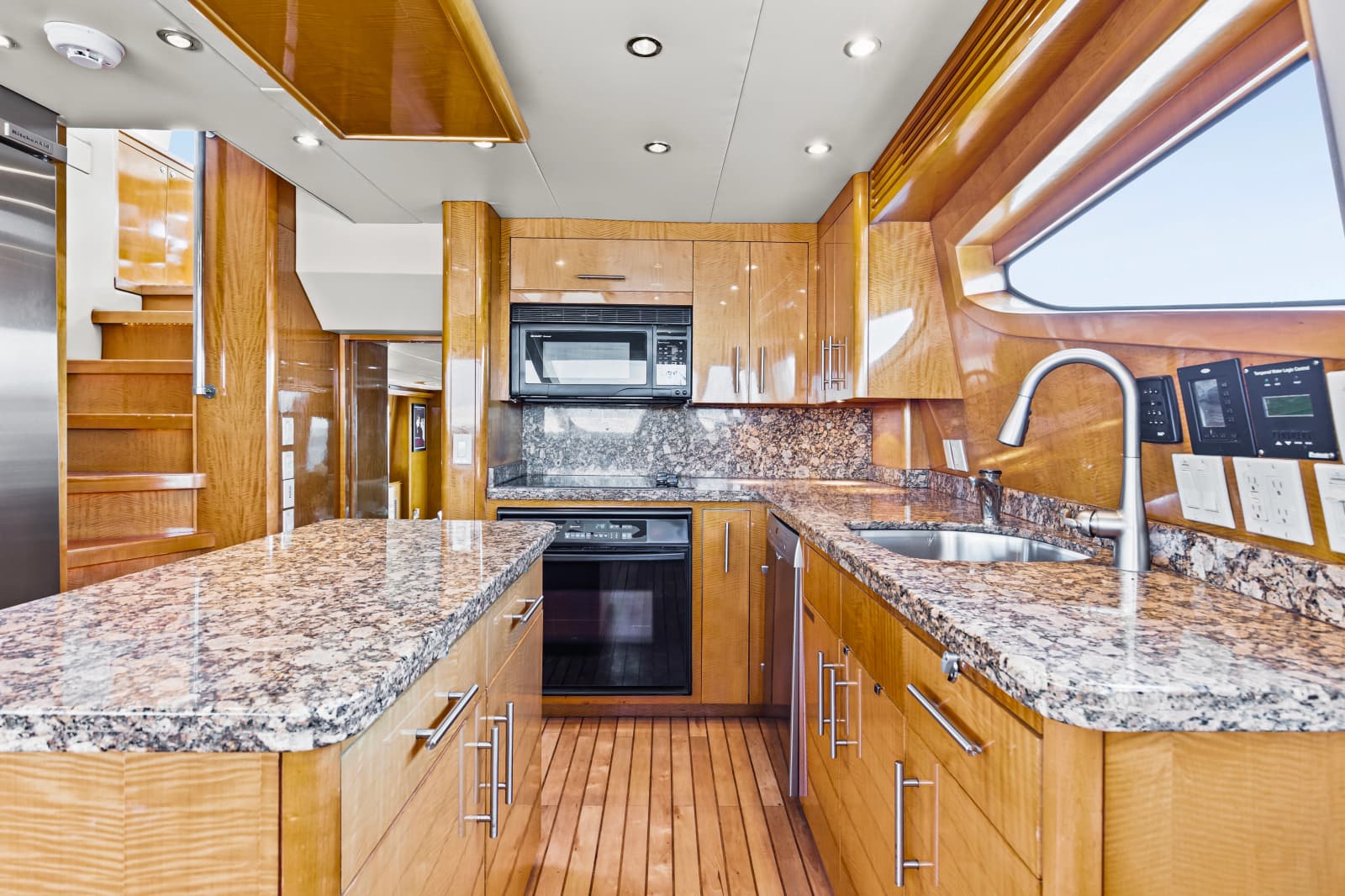 2006 Hatteras 80 Motor Yacht Skylounge - Photo 19