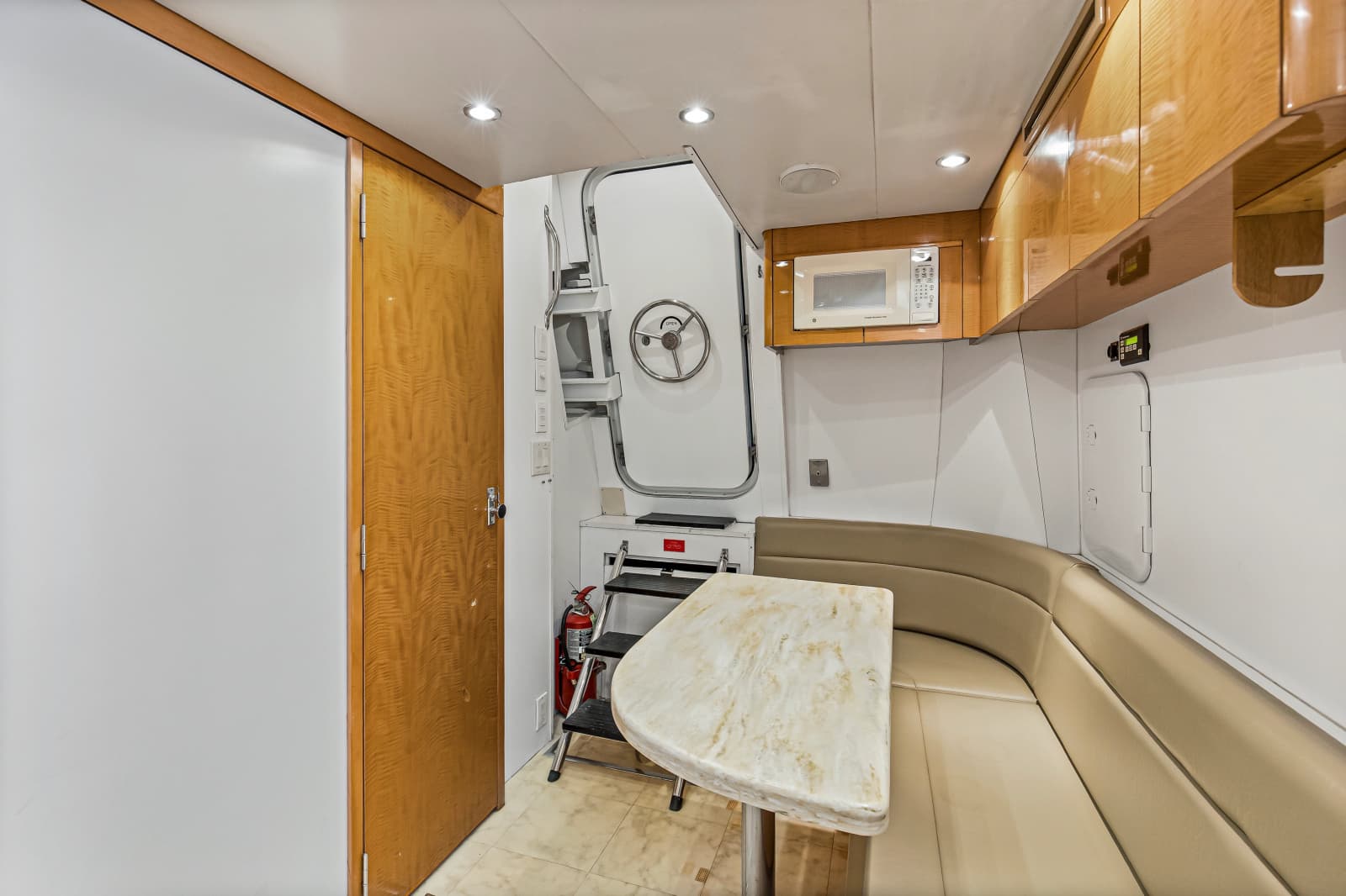 2006 Hatteras 80 Motor Yacht Skylounge - Photo 48