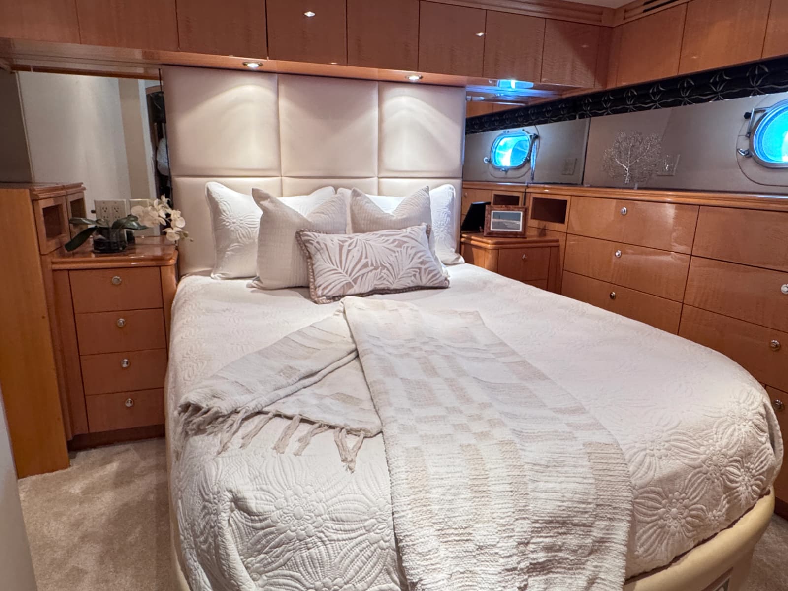 2006 Hatteras 80 Motor Yacht Skylounge - Photo 41